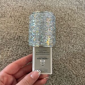 White Barn Glittering Silver Wallflowers Plug-In